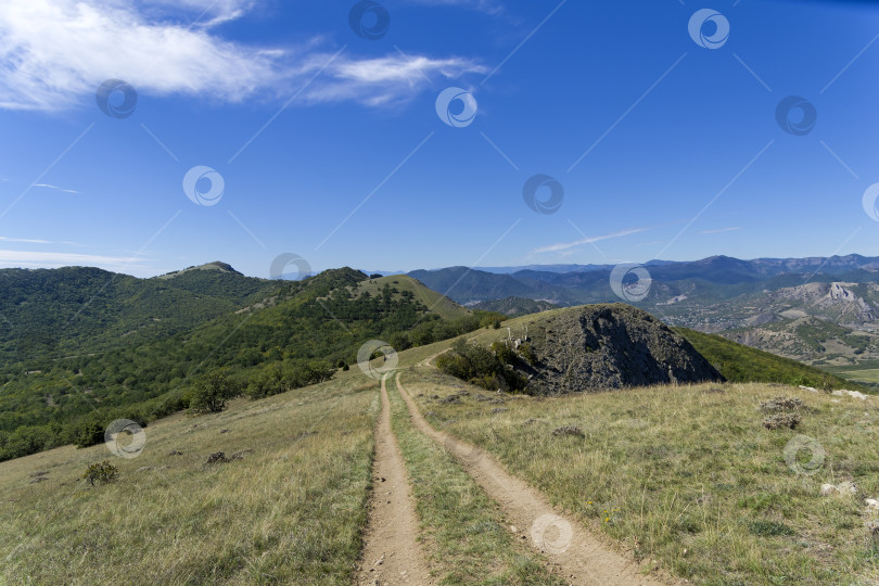 Скачать Грунтовая дорога на вершине горного хребта. фотосток Ozero