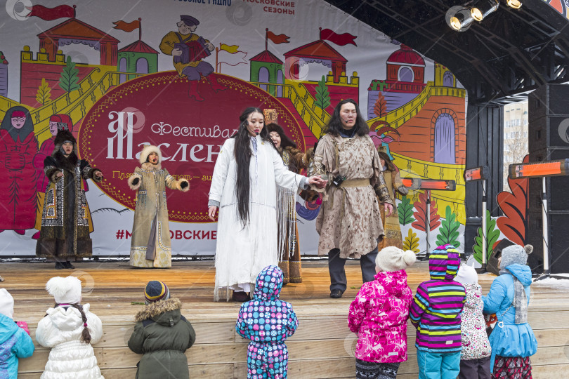 Скачать Выступление якутского театра "Олонхо" на фестивале "Масленичная неделя" в Москве. фотосток Ozero