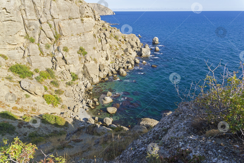 Скачать Красивая бухта на скалистом берегу. Крым. фотосток Ozero