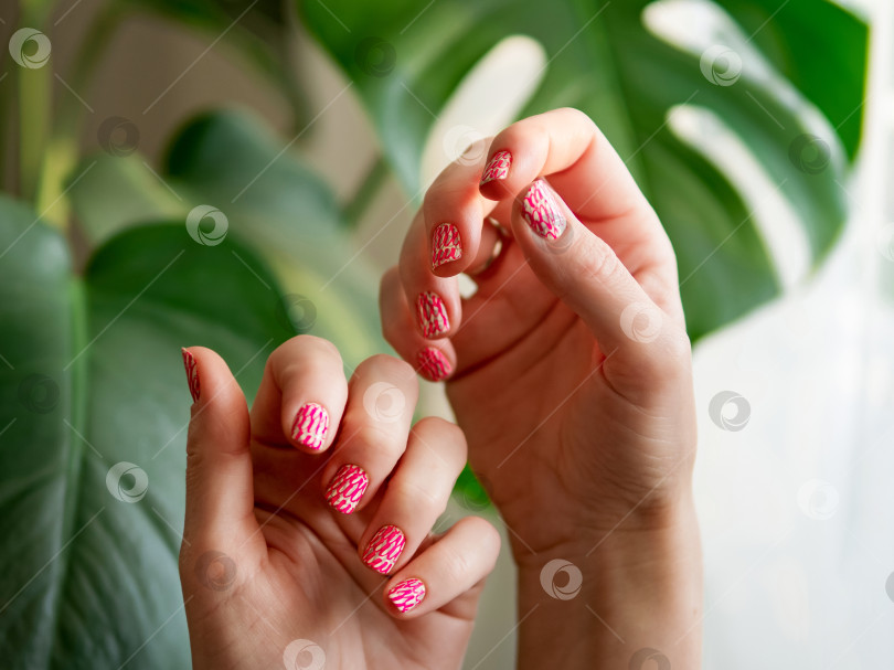 Скачать Маникюр для ногтей с розовым неоновым тиснением на руках фотосток Ozero