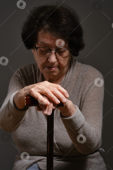Скачать Руки пожилой женщины лежат на рукоятке трости. фотосток Ozero