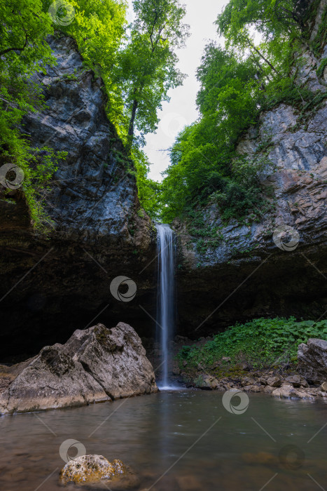 Скачать Красивый водопад в густом лесу фотосток Ozero