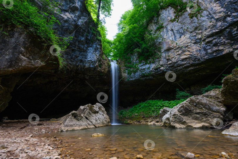 Скачать Красивый водопад в густом лесу фотосток Ozero