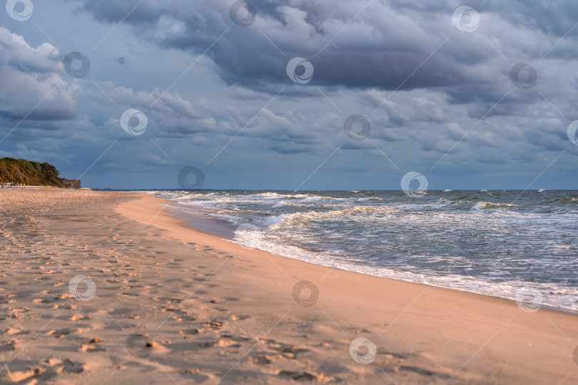 Скачать песчаный осенний пляж, волны на море и облака на заднем плане фотосток Ozero