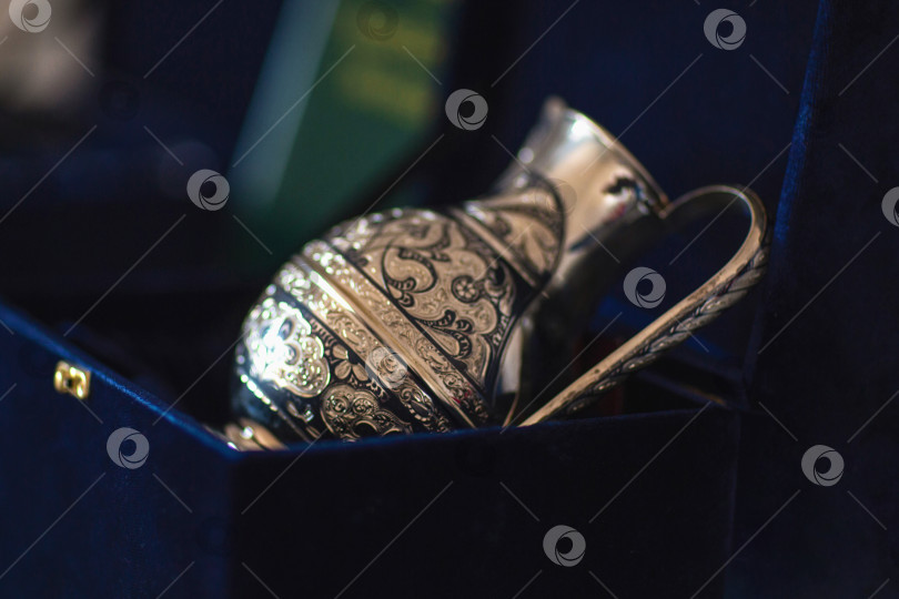 Скачать Старинная серебряная ваза. Темный фон. фотосток Ozero