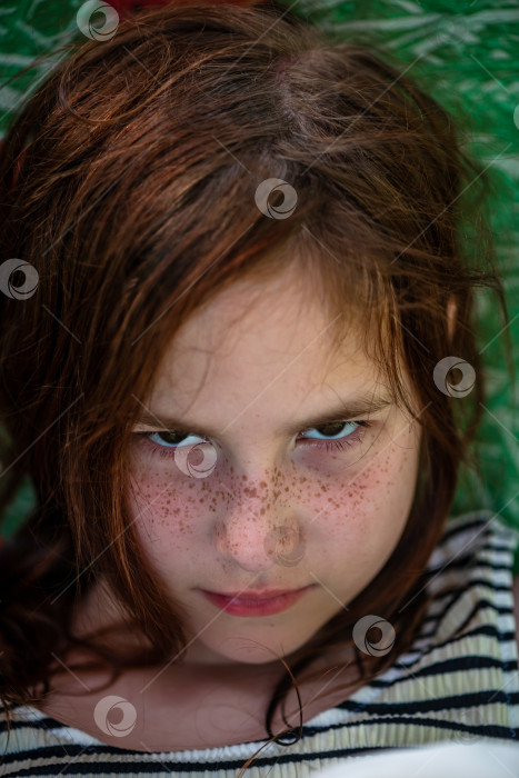 Скачать Недовольная девочка-подросток, рыжеволосая, с веснушками фотосток Ozero