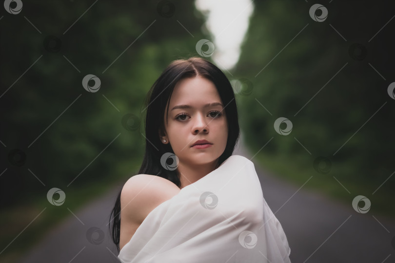 Скачать Портретное изображение молодой девушки в лесу фотосток Ozero