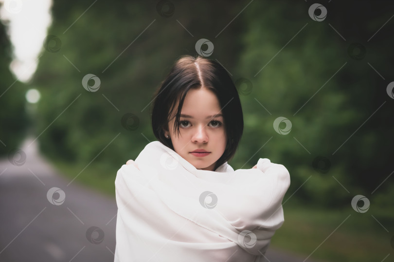 Скачать Портретное изображение молодой девушки в лесу фотосток Ozero