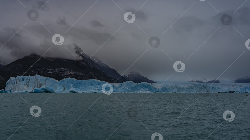 Скачать Стена из голубого льда пересекает бирюзовое ледниковое озеро. фотосток Ozero