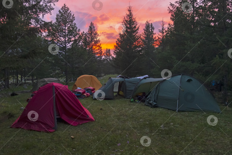 Скачать Туристический лагерь на фоне прекрасного закатного неба. фотосток Ozero