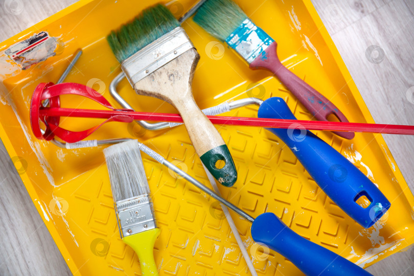 Скачать Цветные ремонтные инструменты в желтом лотке для ремонта дома фотосток Ozero