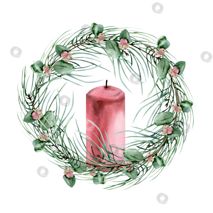 Скачать Традиционный рождественский венок с зелеными сосновыми ветками, снежными ягодами и красной свечой, выполненный акварелью. Нарисованный от руки элемент празднования зимнего нового года для оформления поздравительных открыток, приглашений, плакатов. фотосток Ozero