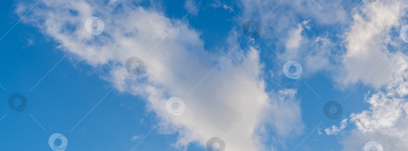 Скачать белые облака на фоне голубого неба фотосток Ozero