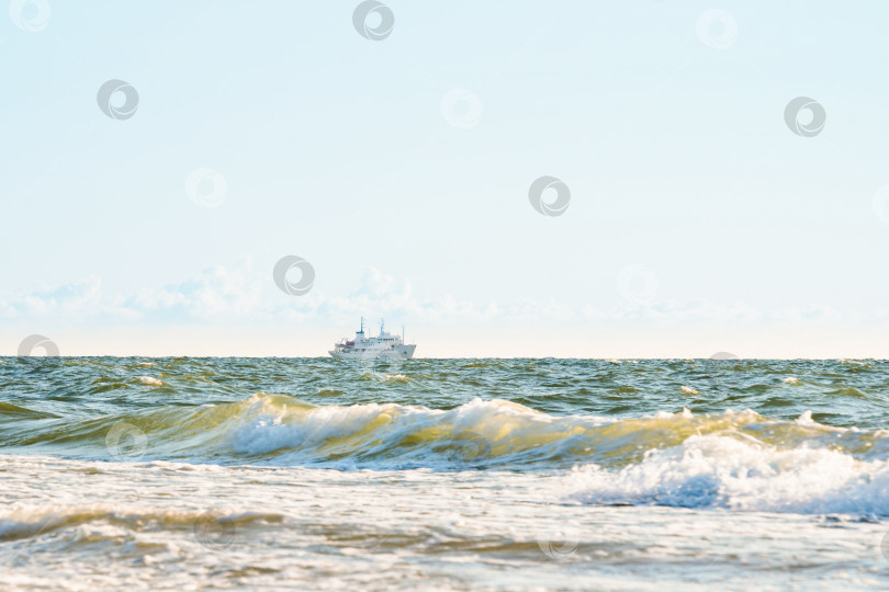 Скачать корабль плывет по бурному морю недалеко от берега фотосток Ozero