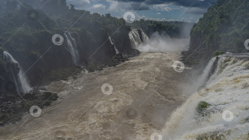 Скачать По ущелью протекает бурная река. фотосток Ozero