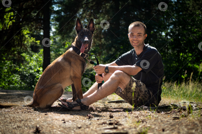 Скачать молодой кавказский хипстер проводит время со своей собакой в парке солнечным летним днем. Концепция домашнего животного как члена семьи фотосток Ozero