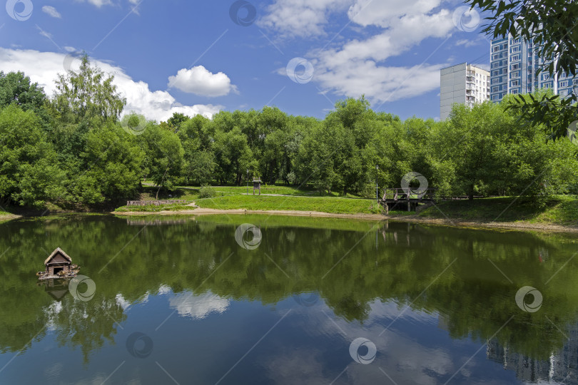 Скачать Небольшой пруд на юго-западе Москвы, Россия. фотосток Ozero