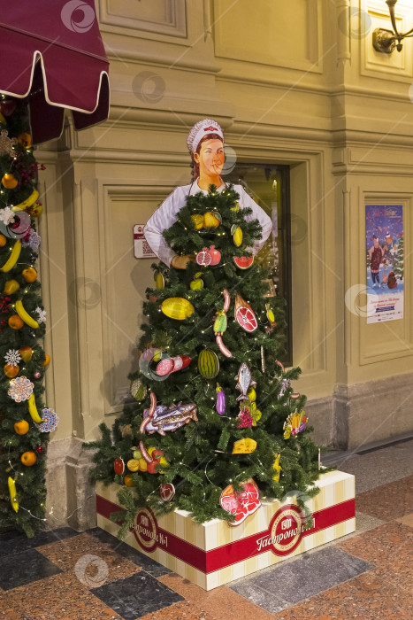 Скачать Новогодние елки с символикой различных компаний в ГУМе. Москва, Россия. фотосток Ozero