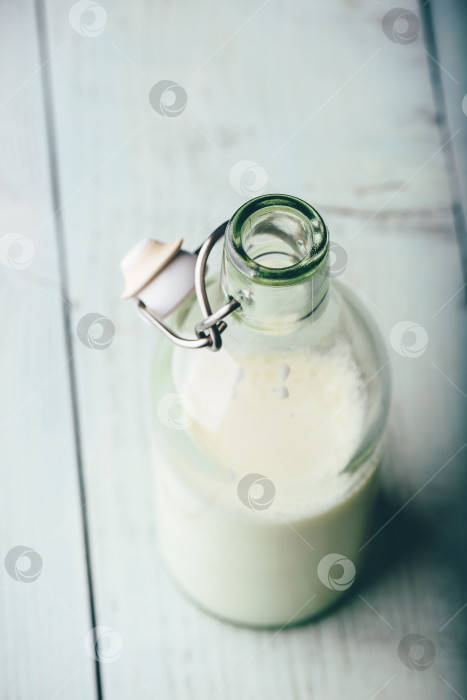 Скачать Молоко в стеклянной бутылке на деревянной поверхности фотосток Ozero