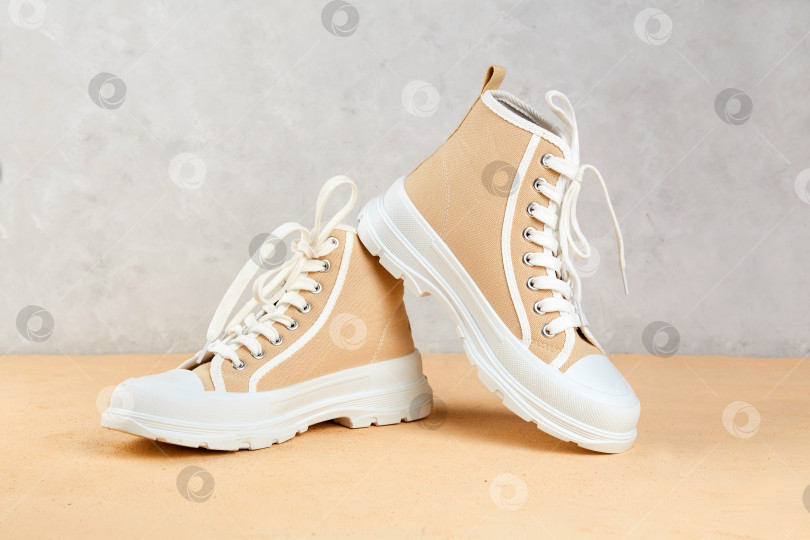 Скачать Пара бежевых кроссовок converse. Кроссовки для бега фотосток Ozero