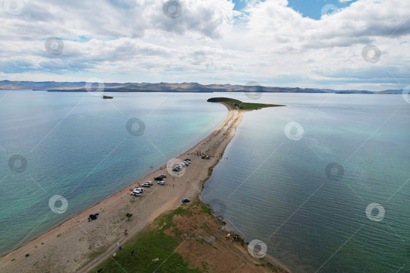 Скачать Озеро Байкал с воздуха. Вид на залив у села Курма фотосток Ozero