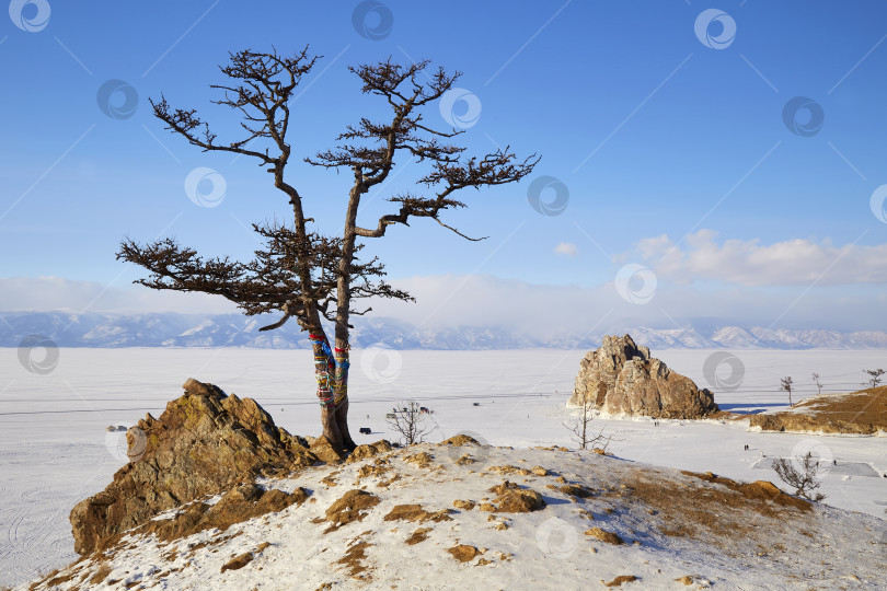 Скачать Вид на мыс Бурхан или скалу Шаманка на острове Ольхон зимой. фотосток Ozero