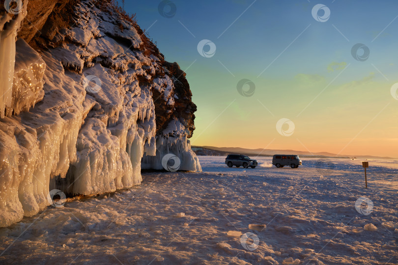 Скачать Машины с туристами стоят на льду озера. фотосток Ozero