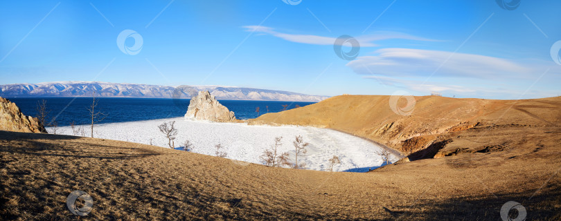 Скачать Панорамный вид на Хужирский залив. Скала Шаманка на острове Ольхон фотосток Ozero