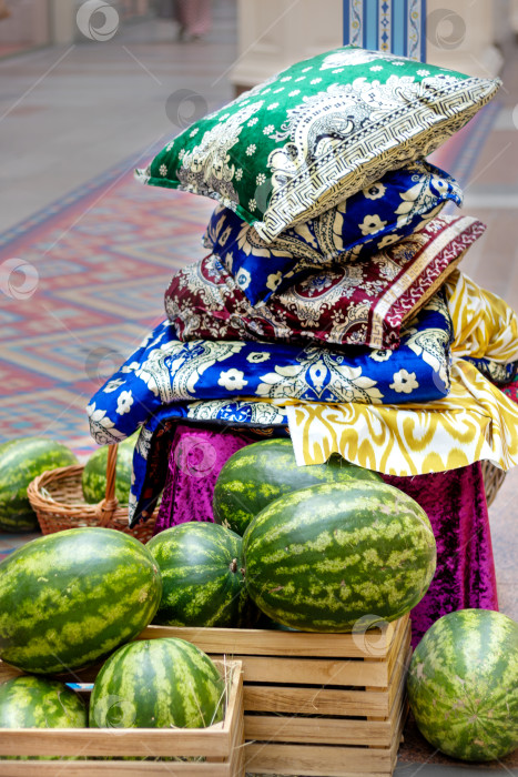 Скачать Продаются спелые арбузы в восточном стиле фотосток Ozero