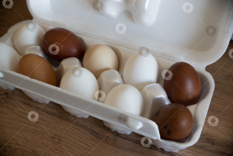 Скачать Домашние куриные яйца в упаковке фотосток Ozero
