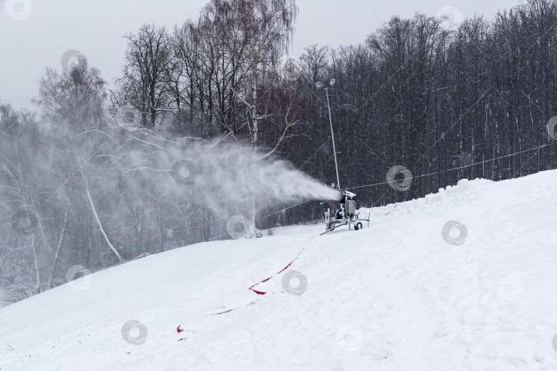 Скачать Снежная пушка на горнолыжном склоне. фотосток Ozero