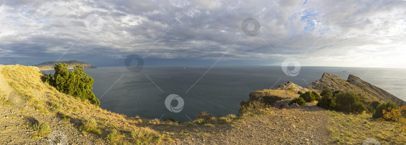 Скачать Вид на море с вершины прибрежных гор. фотосток Ozero