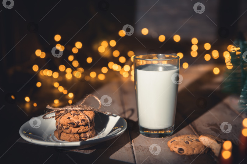 Скачать Стопка печенья и стакан молока для Санты на деревянном фоне фотосток Ozero