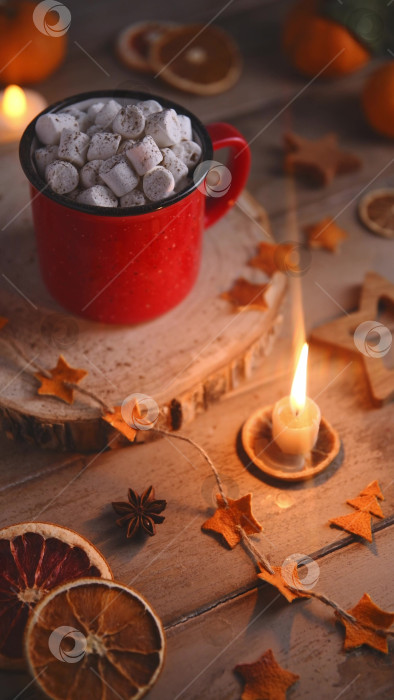 Скачать Милая, уютная зимняя композиция. красная кружка, зефир, апельсины и рождественские гирлянды. фотосток Ozero