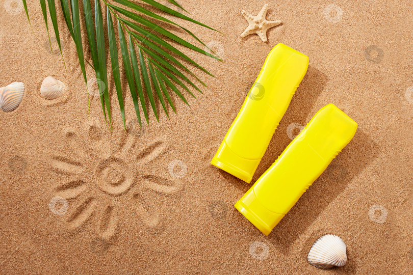 Скачать Летний фон. Солнцезащитный крем, ракушки и пальмовые листья на песке фотосток Ozero
