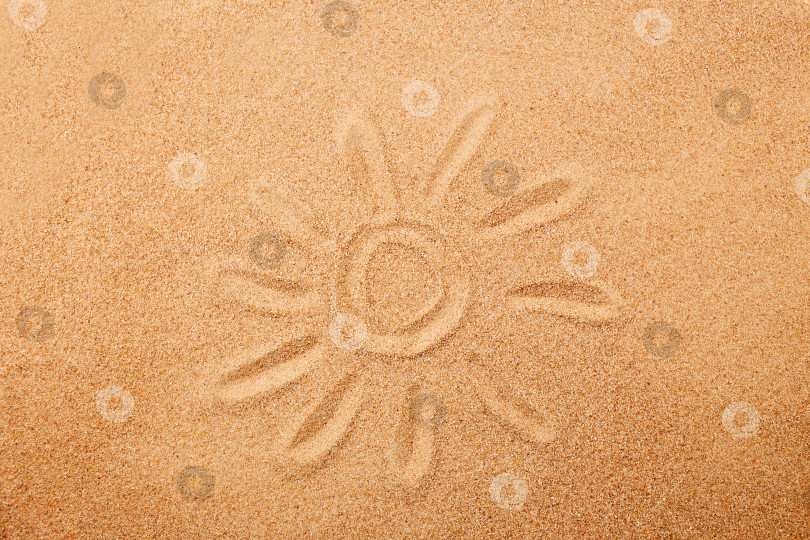 Скачать Солнце нарисовано на песке. Текстура песка, естественный фон. фотосток Ozero