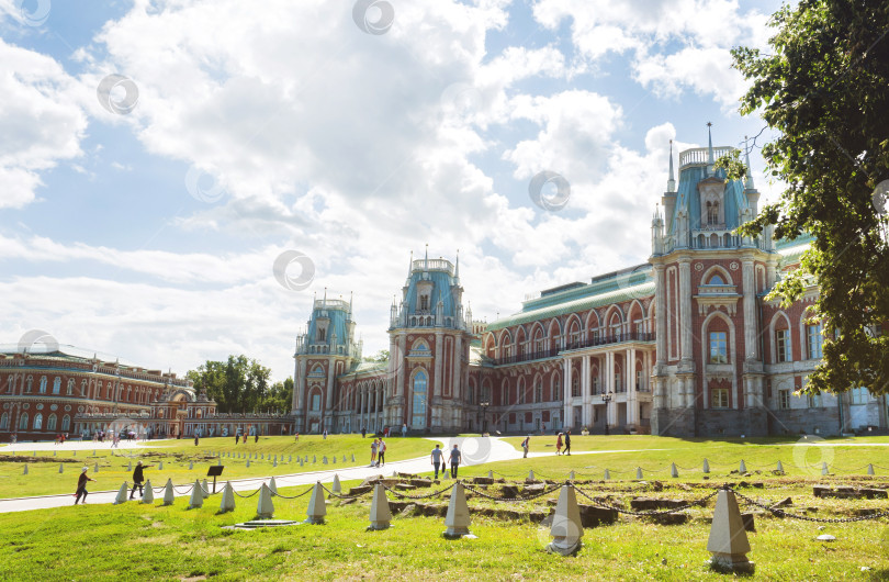 Скачать Москва, Россия - 17 июля 2019 года: Осмотр достопримечательностей Москвы. Большой Царицынский дворец. Царицыно - это дворец-музей и парк-заповедник в Москве, Россия. фотосток Ozero