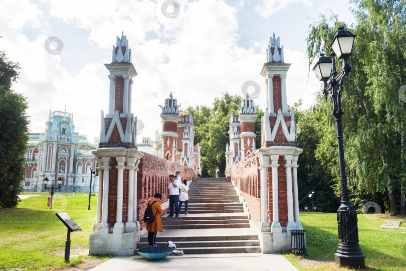 Скачать Москва, Россия - 17 июля 2019 года: Осмотр достопримечательностей Москвы. Большой Царицынский дворец. Царицыно - это дворец-музей и парк-заповедник в Москве, Россия. фотосток Ozero