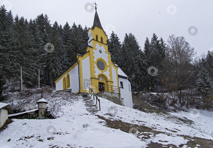 Скачать Маленькая часовня в лесу на склоне горы. фотосток Ozero