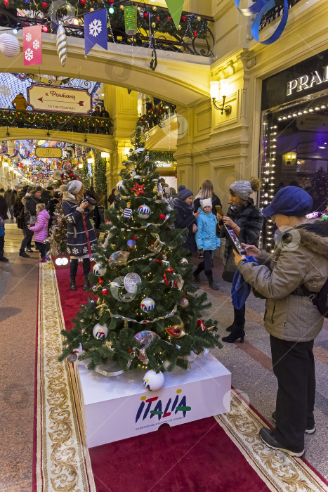 Скачать Новогодние елки с символикой различных компаний в ГУМе. Москва, Россия. фотосток Ozero