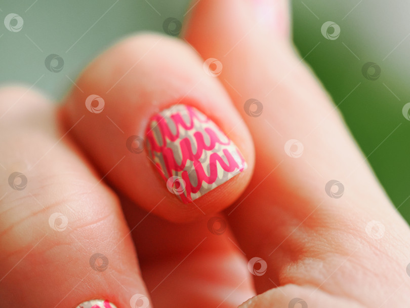 Скачать Ноготь с розовым неоновым тиснением nail art design маникюр фотосток Ozero