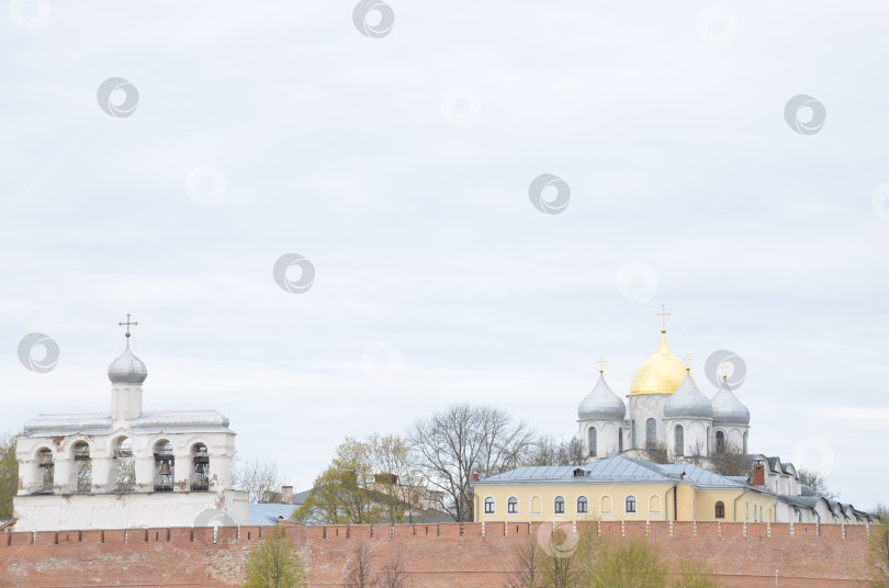 Скачать Вид на Кремль Великого Новогорода: Государственный собор (главный храм XI века), Знаменитая Государственная библиотека фотосток Ozero