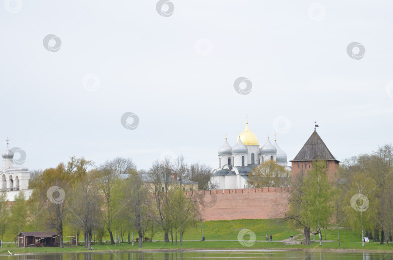 Скачать Великий Новгород, Россия - 13.05.2024: Вид на Кремль Великого Новгорода: Государственный собор (правительственный храм XI века), именуемый Государственным собором , прочные стены фотосток Ozero