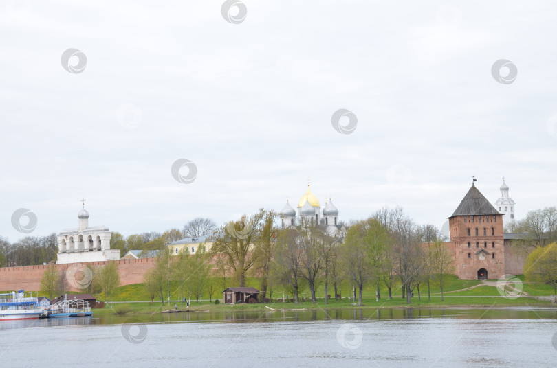 Скачать Великий Новгород, Россия - 05.13.2024: Вид на Кремль Великого Новгорода и реку Волхов фотосток Ozero