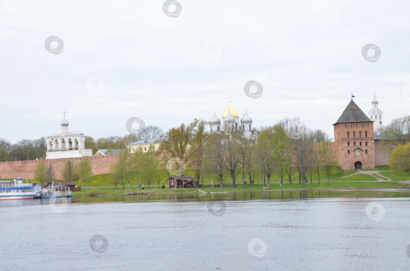 Скачать Великий Новгород, Россия - 05.13.2024: Вид на Кремль Великого Новгорода и реку Волхов фотосток Ozero