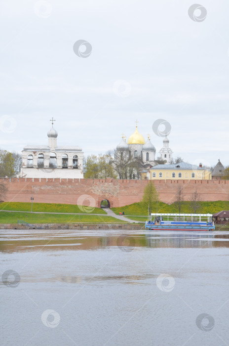 Скачать Великий Новгород, Россия - 05.13.2024: Вид на Кремль Великого Новгорода и реку Волхов фотосток Ozero