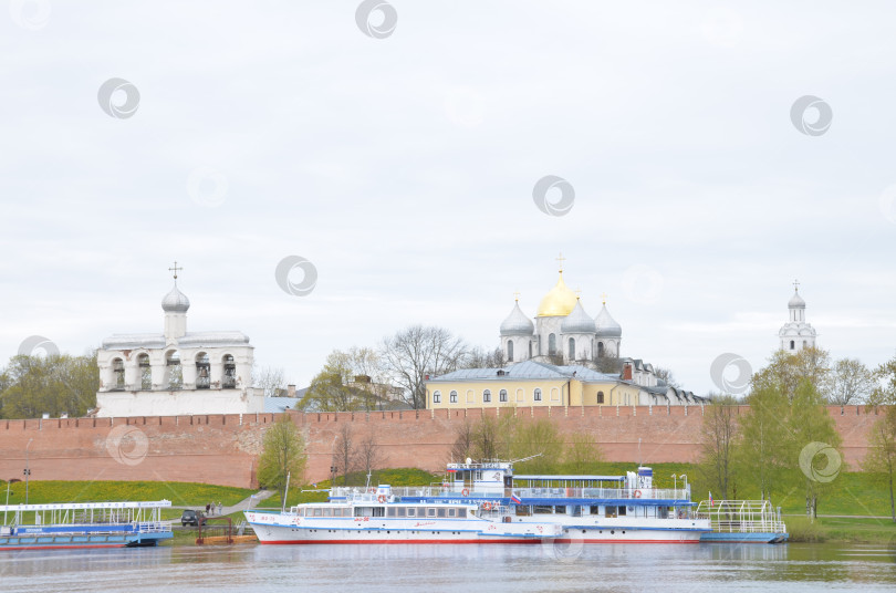 Скачать Великий Новгород, Россия - 05.13.2024: Вид на Кремль Великого Новгорода и реку Волхов фотосток Ozero