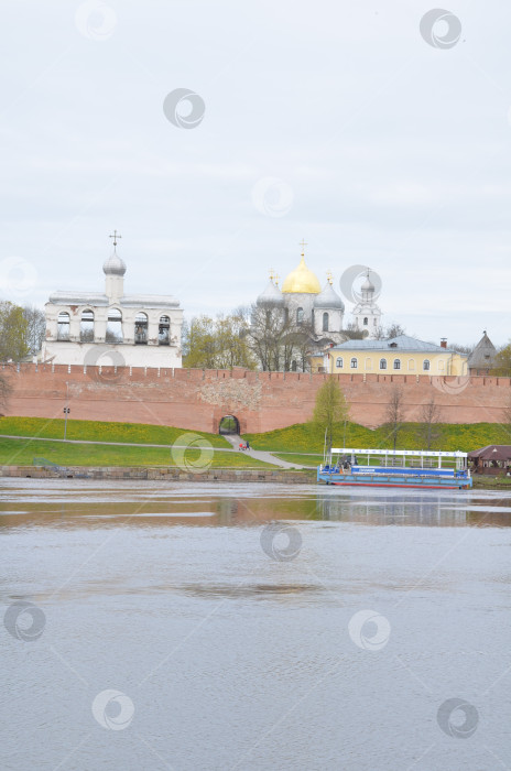 Скачать Великий Новгород, Россия - 05.13.2024: Вид на Кремль Великого Новгорода и реку Волхов фотосток Ozero