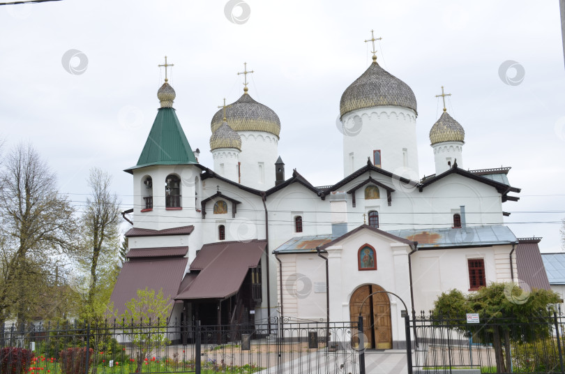 Скачать Великий Новгород, Россия - 13.05.2024: Глава Святого Апостола Филиппа и святителя Николая Чудотворца на Торговой горе в Великом Новгороде – королевский дворец XVI века (16 века) фотосток Ozero