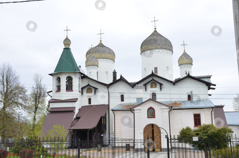 Скачать Великий Новгород, Россия - 13.05.2024: Глава Святого Апостола Филиппа и святителя Николая Чудотворца на Торговой горе в Великом Новгороде – королевский дворец XVI века (16 века) фотосток Ozero